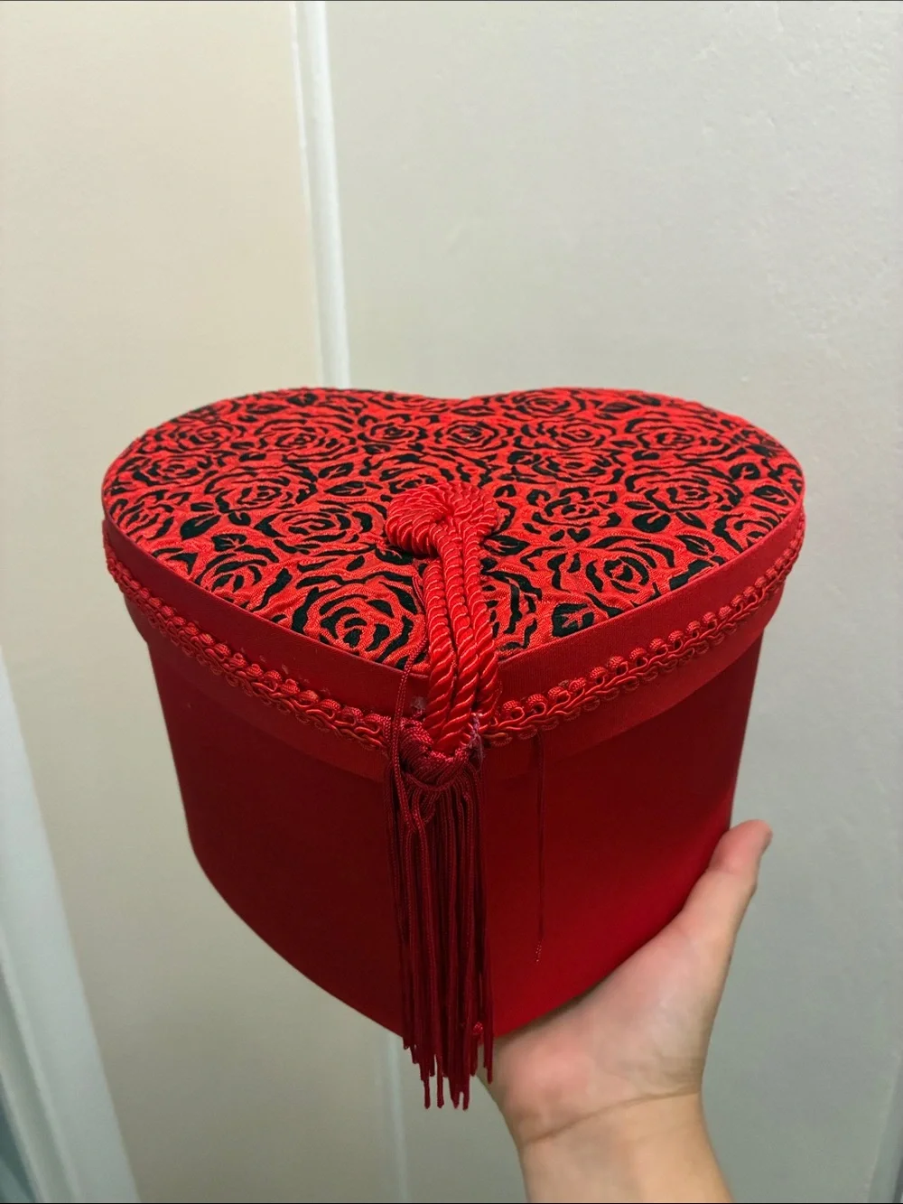 VTG Elegant Heart-Shaped Red Satin Jewelry Hat Lingerie Keepsake Box with Tassel